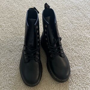 NWOT Men’s Dr. Martens Zavala lace up boots size 7